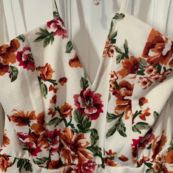 Entro V-neck White Halter Dress with Red and Orange Floral Pattern US Size Small - Picture 3 of 7
